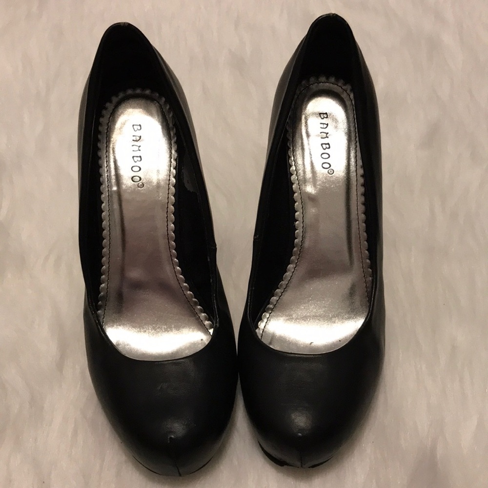 Black pumps